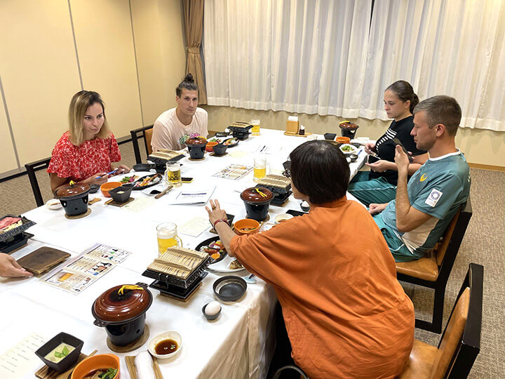 ウズベキスタン近代五種競技の選手団お食事の様子