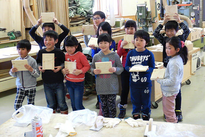 地元小学生たちの木工体験会