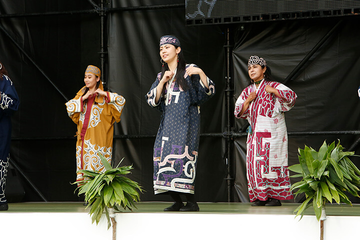 アイヌ舞踊パフォーマンの様子